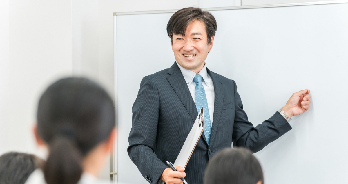 授業をする講師